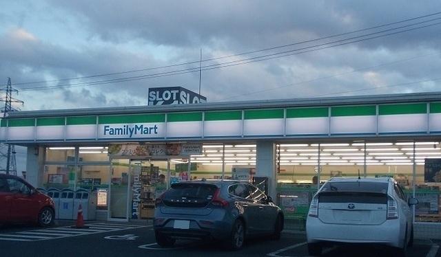 ファミリーマート成川店：650m