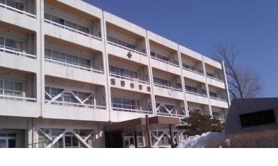 飯野中学校：900m