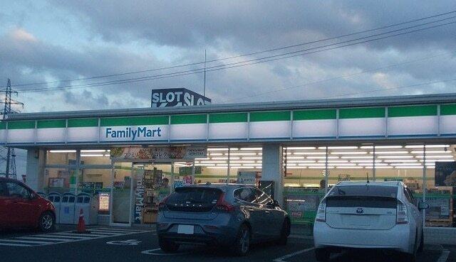 ファミリーマート成川店：850m