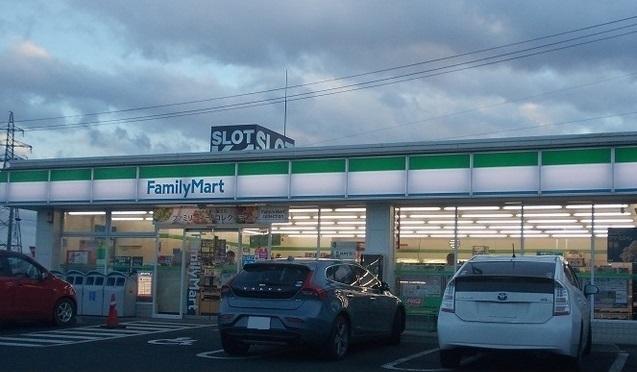 ファミリーマート成川店：650m