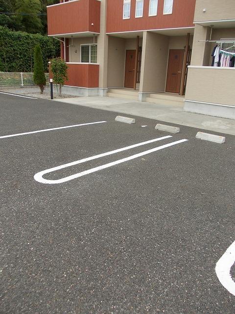 メゾンサクラ（201） 駐車場