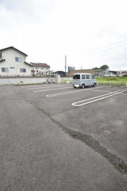 メゾンスターブル（203） 駐車場
