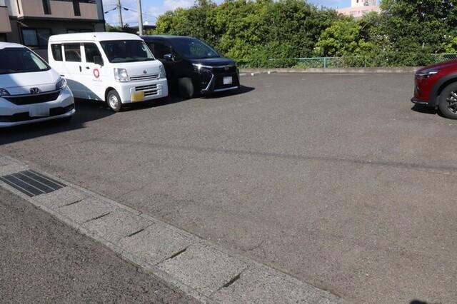 ロイヤルガーデン吉倉　Ｃ（202） 駐車場
