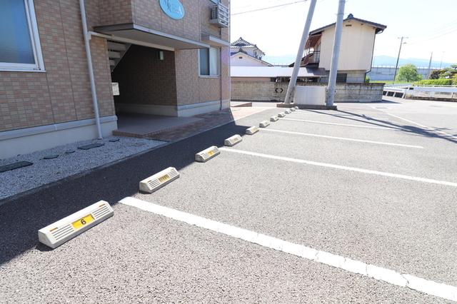 メゾンリヴェール　Ａ（301） 駐車場