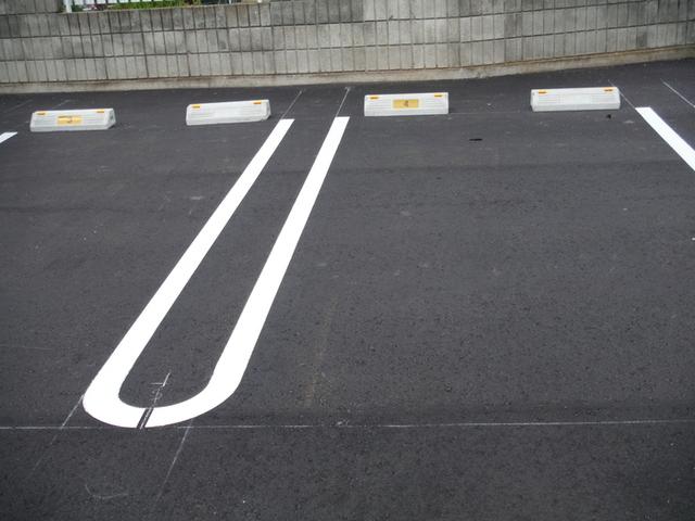 グリュック（103） 駐車場