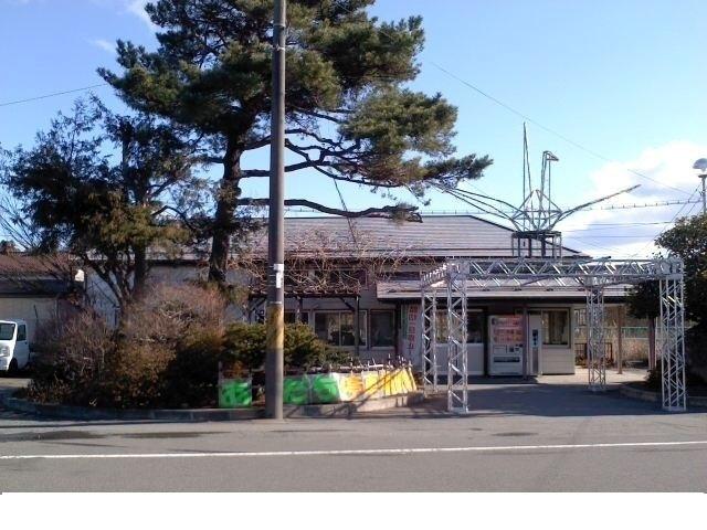 安達駅：180m