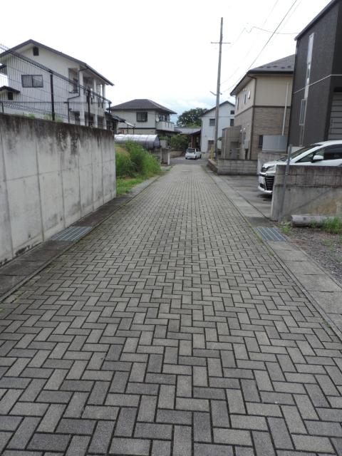 上保原　内山台　売地 前面道路含む現地写真