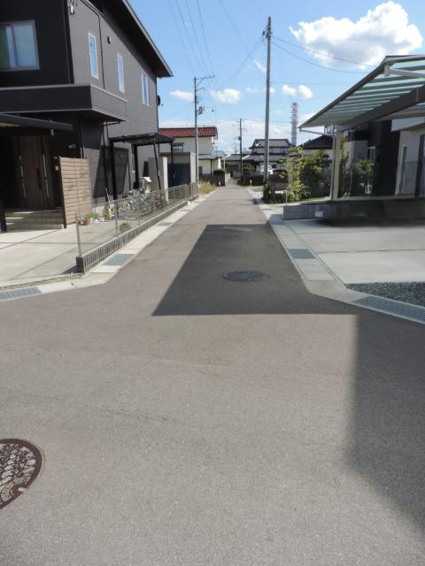 福島市八木田字榎内　中古戸建 前面道路含む現地写真
