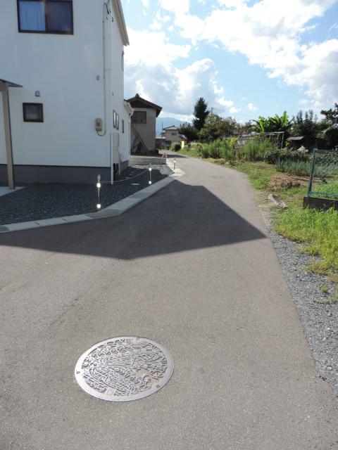 福島市八木田字榎内　中古戸建 前面道路含む現地写真
