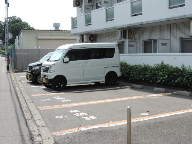 ホーユウコンフォルト南福島 駐車場