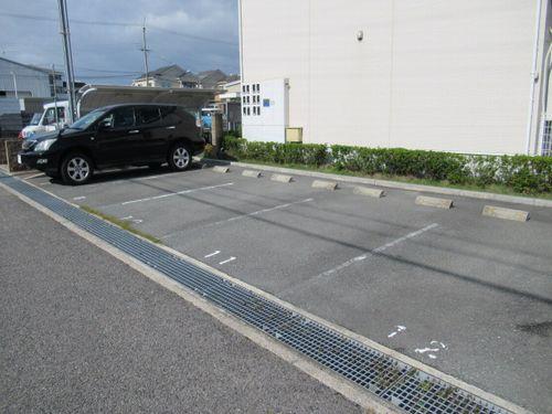 メゾンドオー 駐車場