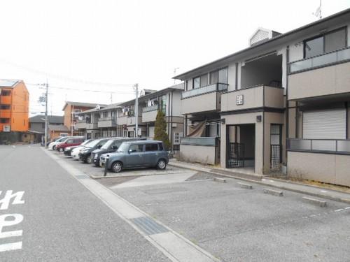 三木市大村アパート 駐車場