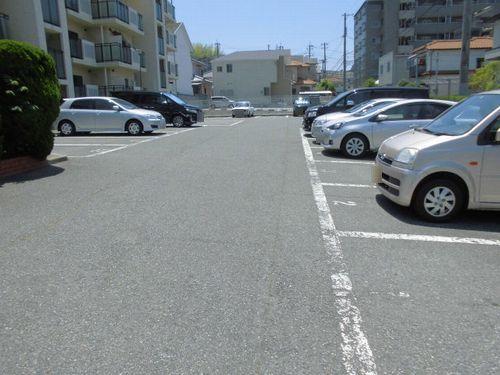 神戸市西区南別府マンション 駐車場