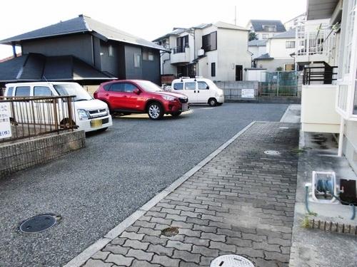 明石市朝霧山手町アパート 駐車場