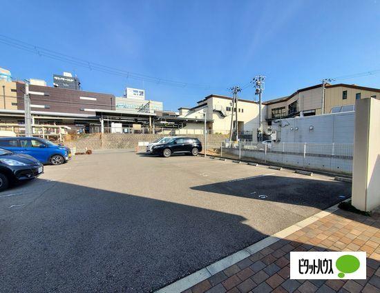 アザレア 駐車場