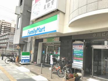 ファミリーマートJR大久保駅北店：127m