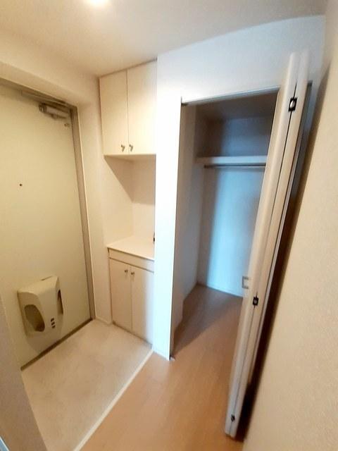 イーストブルー六番館（301） 玄関