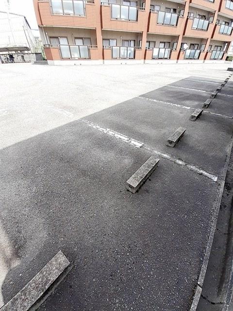 ドミール加佐（104） 駐車場