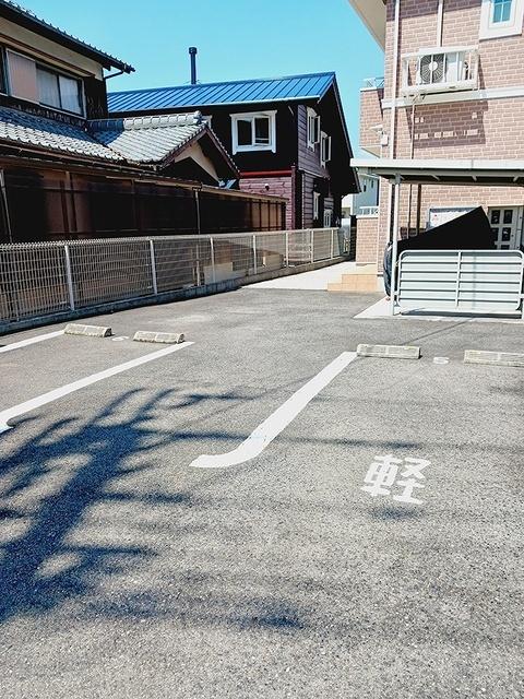 サンク・セイズ（101） 駐車場