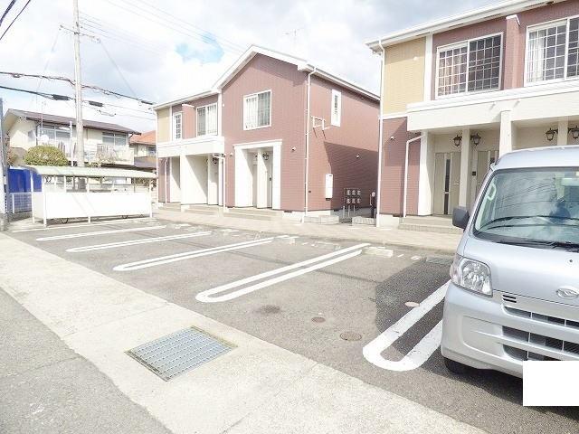 ビレッジコート・ピュア・ノース（102） 駐車場