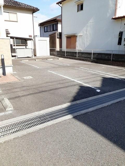 ロークアット（103） 駐車場