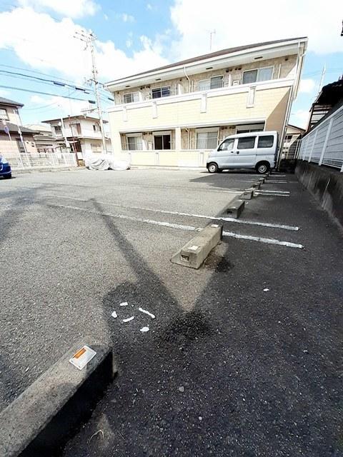 シュープリーム（105） 駐車場