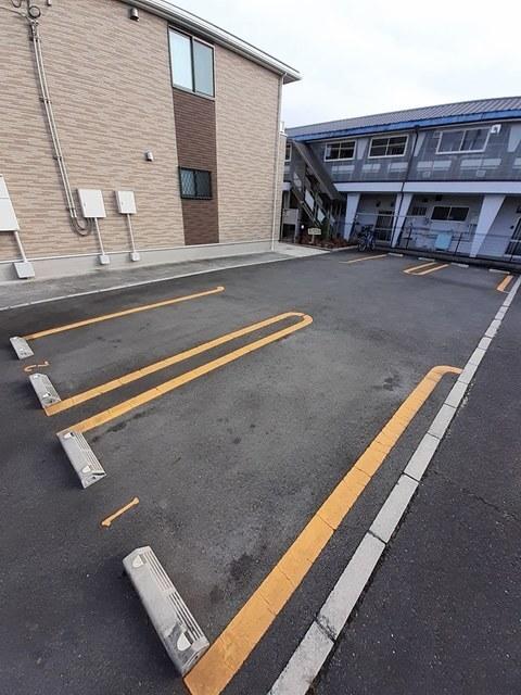 エレガンテ（102） 駐車場