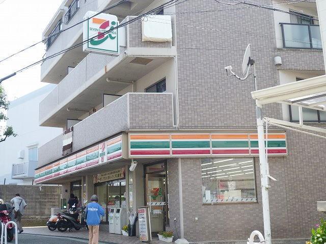セブンイレブン：260m
