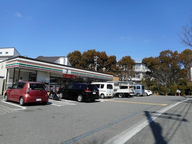 セブンイレブン　荷山町店：200m