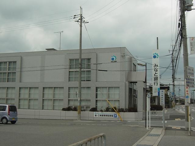 銀行：700m