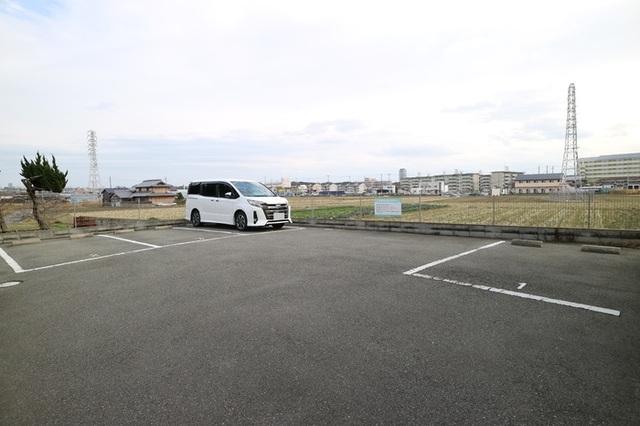 グランドゥール（101） 駐車場