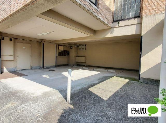 明石市魚住町鴨池マンション 駐車場