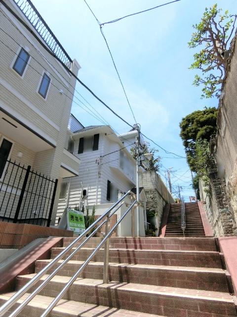 周辺閑静な住宅街＆高層の建築物が少ない住環境です。