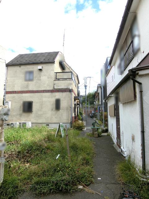 【「谷根千」エリアが徒歩圏 台東「池之端」の土地】近隣には高層の建築物が少ない住環境です。