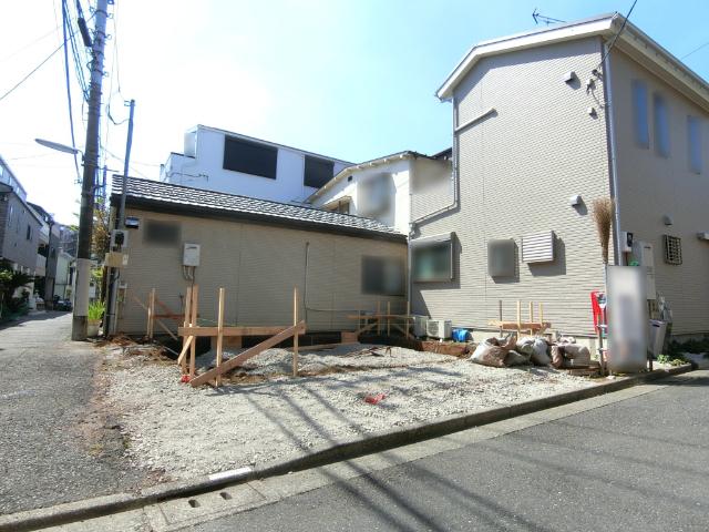 【「職＆育＆住」近接 品川「荏原」の新築戸建】南東角地にて陽当たり良好な住環境です(北東道路から撮影)。