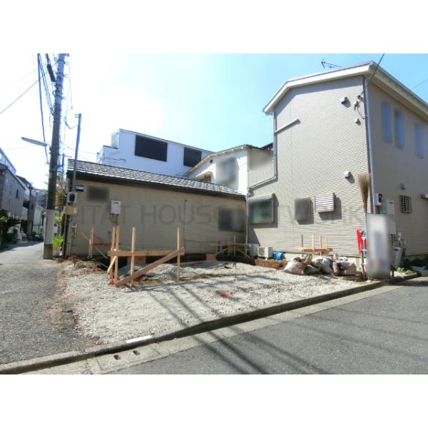 【「職＆育＆住」近接 品川「荏原」の新築戸建】南東角地にて陽当たり良好な住環境です(北東道路から撮影)。