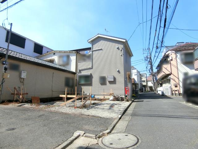近隣には高層の建築物が少ない住環境です(北東道路から撮影)。