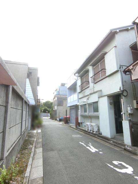 大通りに面しておらず落ち着いた雰囲気の住環境です。