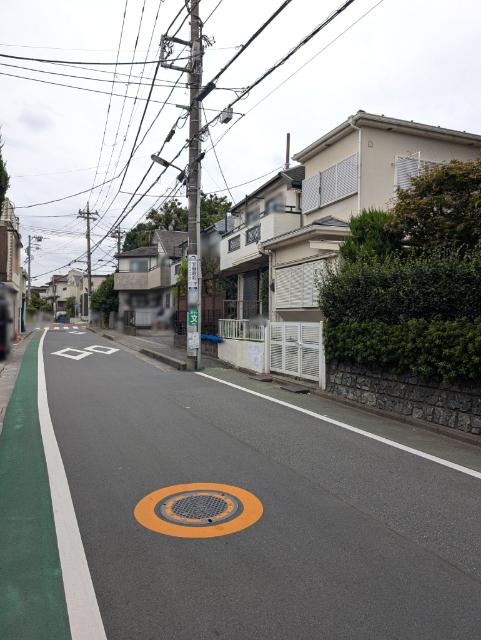 近隣には高層の建築物が少ない住環境です。