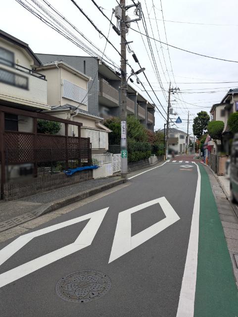 近隣には高層の建築物が少ない住環境です。