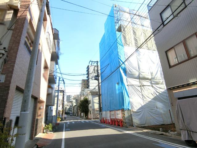 大通りに面しておらず落ち着いた雰囲気の住環境です。