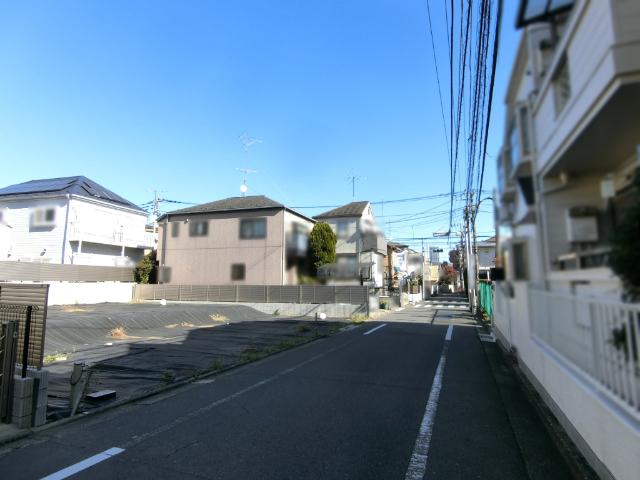 近隣には高層の建築物が少ない住環境です。