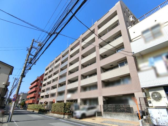 【南向き×専用庭×専用駐車場付 戸建て感覚の陽だまりリノベ済３LDK住戸】 是非現地をご見学ください(南道路から撮影)。