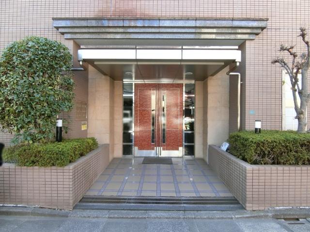 【エントランス付近】安心のオートロック付きです。