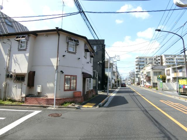 近隣には高層の建築物が少ない住環境です(上物有更地渡し)。
