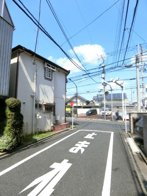 近隣には高層の建築物が少ない住環境です(上物有更地渡し)。