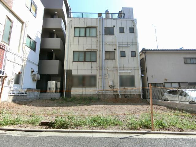 間口は各区画共に約5.5ｍあります(A号棟：右)。