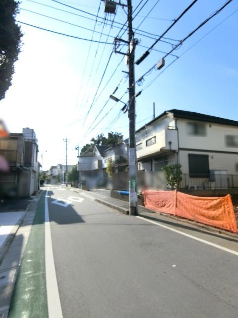 近隣には高層の建築物が少ない住環境です。