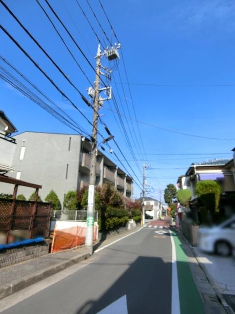 近隣には高層の建築物が少ない住環境です。