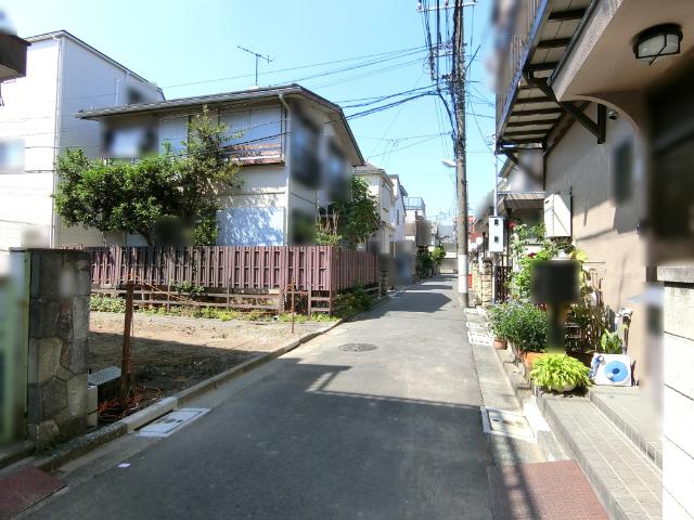 近隣には高層の建築物が少ない住環境です。